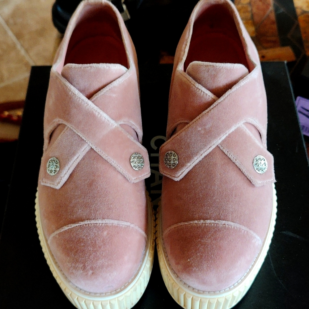 Chanel shoes size 39. Pre own. Very rare.